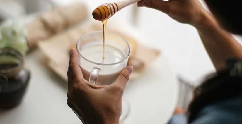 दूध, दही, तांदूळ, साखर यासारखे पदार्थ हे चंद्र, उर्जेशी जोडले गेलेले असतात, असे सांगितले जाते. त्यामुळे मान्यतेनुार या वस्तू सूर्यास्तानंतर कोणाला दिल्यास भाग्य खराब होते. म्हणूनच रात्री या वस्तू देणे टाळायला हवे. 