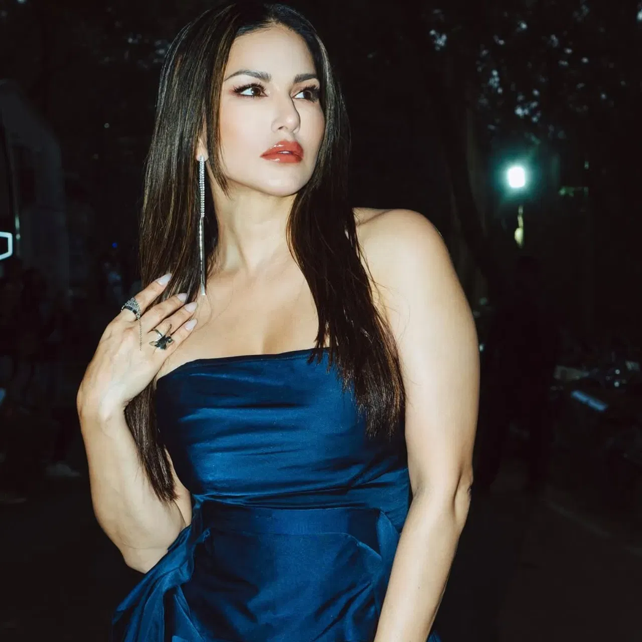 आम्ही ज्या अभिनेत्री विषयी बोलत आहोत ती दुसरी तिसरी कोणी नसून सनी लिओन आहे. सनी लिओनने लहान वयातच वृत्तपत्र विकण्यापासून ते बर्फ काढण्यापर्यंत अनेक प्रकारची कामे केली होती.सनीचे खरे नाव करनजीत कौर वोहरा आहे. तिचा जन्म कॅनडामध्ये १३ मे १९८१ रोजी झाला. सनीने एका मुलाखतीत सांगितले होते की तिला लहानपणापासूनच तिच्या पालकांनी स्वावलंबी होण्यासाठी सांगितले होते.