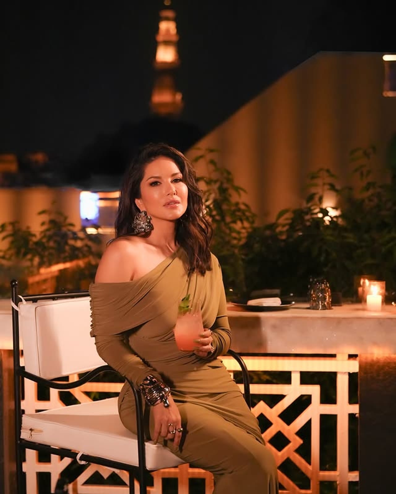 सुप्रसिद्ध अभिनेत्री सनी लिओनी ही नेहमीच चर्चेत असते. तिचे सोशल मीडियावर लाखो फॉलोअर्स आहेत. दरम्यान तिचा उत्तर प्रदेशमधील मथुरेत होणारा न्यू ईअर पार्टीचा कार्यक्रम वादात सापडला आहे. तिच्या या कार्यक्रमाला तेथील संतांकडून विरोध केला जात आहे.