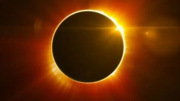 सूर्य सध्या धनु राशीत गोचर करत आहेत. ग्रहांचा राजा सूर्य २९ डिसेंबरला नक्षत्र परिवर्तन करणार आहेत. सूर्य शुक्राच्या नक्षत्रात प्रवेश करणार असून यामुळे शुभ शुक्र-आदित्य योग तयार होईल. याच्या प्रभावाने अनेक राशींना लाभ मिळेल. सूर्य मूल नक्षत्रातून बाहेर पडून पूर्वाषाढा नक्षत्रात प्रवेश करणार आहेत. हे नक्षत्र गोचर २९ डिसेंबर २०२५ रोजी सकाळी ६ वाजून ३७ मिनिटांनी होईल. सूर्य या नक्षत्रात ११ जानेवारीपर्यंत राहतील, त्यानंतर पुन्हा गोचर करतील. सूर्याच्या पूर्वाषाढा नक्षत्रात असताना ३ राशींना सकारात्मक प्रभाव दिसून येईल. चला याबद्दल जाणून घेऊया.