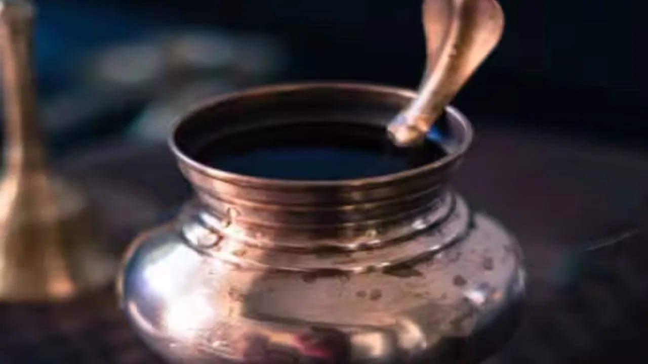 सूर्याचे प्रतीक - वर्षाच्या पहिल्या दिवशी, तांब्याचे सूर्याचे प्रतीक किंवा प्रतिमा आणा आणि ती तुमच्या घराच्या मुख्य प्रवेशद्वारावर ठेवा. तसेच ती तुमच्या घराच्या पूर्व दिशेला ठेवा. त्यावर नियमितपणे पाणी शिंपडा आणि त्याची पूजा करा. यामुळे समृद्धी आणि सकारात्मकता येईल.