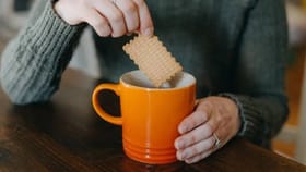 चहासोबत नेहमी बिस्कीटच का खाल्ले जाते? लाडू का नाही? वाचा नेमके कारण.