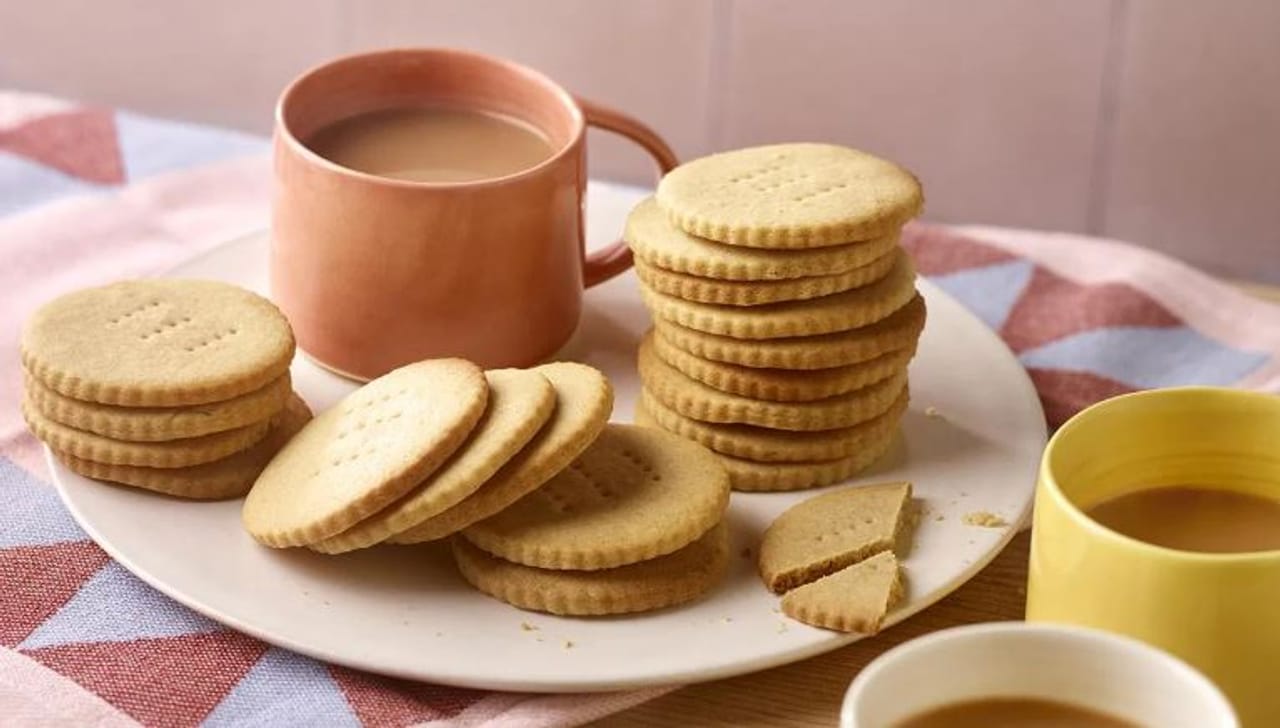 चहा आणि बिस्किटाचा इतिहास हा ब्रिटिशांची निगडित आहे. ब्रिटनमध्ये चहासोबत हलका नाष्टा करण्यासाठी बिस्कीट खाल्ले जाते. चहा अगोदर चीनमधून ब्रिटनमध्ये आला. त्यानंतर ब्रिटनमध्ये चहासोबत बिस्कीट खाण्याची परंपरा चालू झाली. भारत आणि ब्रिटनमध्ये चहासोबत बिस्कीट देण्याची परंपरा खूप वर्षांपासून चालू आहे. 