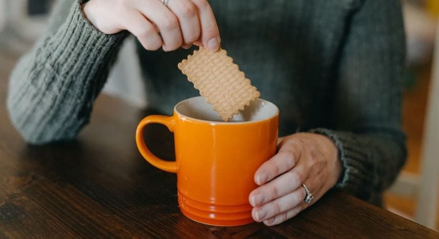 चहासोबत नेहमी बिस्कीटच का खाल्ले जातात? असा प्रश्न अनेकांना पडतो. तसं पाहायचं झालं तर बिस्कीट आणि लाडू हे दोन्ही खाद्यपदार्थ गोड असतात. पण चहासोबत कधीच लाडू खायला दिला जात नाही. चहासोबत फक्त बिस्कीटच दिले जातात. यामागे एक खास कारण आहे. 