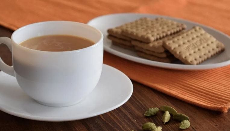 चहामध्ये जेव्हा बिस्कीट बुडवले जाते. तेव्हा ते लगेच नरम पडते. बिस्किटामध्ये असलेले ग्लुटीन आणि स्टार्च लगेच नरम पडते. त्यामुळे ते खायला सोपे होते. बिस्किटामधील नरपणा आणि चहामधील गोडवा हा हवा-हवासा वाटतो. त्यामुळेच चहासोबत बिस्कीट खाल्ले जाते. बिस्कीट चहामध्ये न बुडवताही अगदी कमी वेळात खाता येऊ शकते. 