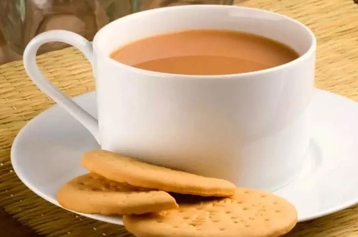 चहामध्ये फक्ति बिस्कीटच का खाल्ले जाते. बिस्किटाऐवजी लाडू का खाल्ला जात नाही, ते जाणून घेऊ या. खरं म्हणजे लाडू हे बिस्किटाच्या तुलनेत जास्त गोड असतात. त्यामुळेच चहासोबत लाडू खाल्ला जात नाही. यासह लाडू चहामध्ये विरघळत नाही. लाडूच्या तुलनेत बिस्कीट हे कुठेही उपलब्ध असतात. कमी वेळात ते खाताही येतात. म्हणूनच चहासोबत लाडू खायला दिले जात नाहीत. 