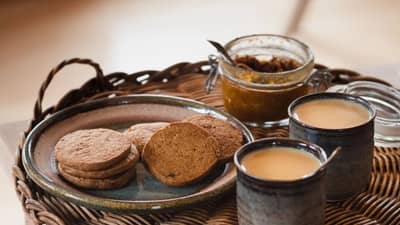 सकाळी चहासोबत बिस्किट खात असाल तर, आजच व्हा सावध... आरोग्यावर होऊ शकतात विपरीत परिणाम