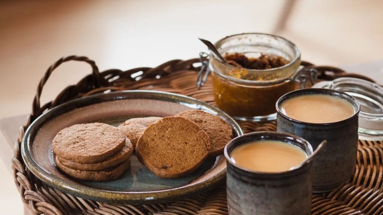 सकाळी चहासोबत बिस्किट खात असाल तर, आजच व्हा सावध... आरोग्यावर होऊ शकतात विपरीत परिणाम सकाळी चहासोबत बिस्किट खात असाल तर, आजच व्हा सावध... आरोग्यावर होऊ शकतात विपरीत परिणाम