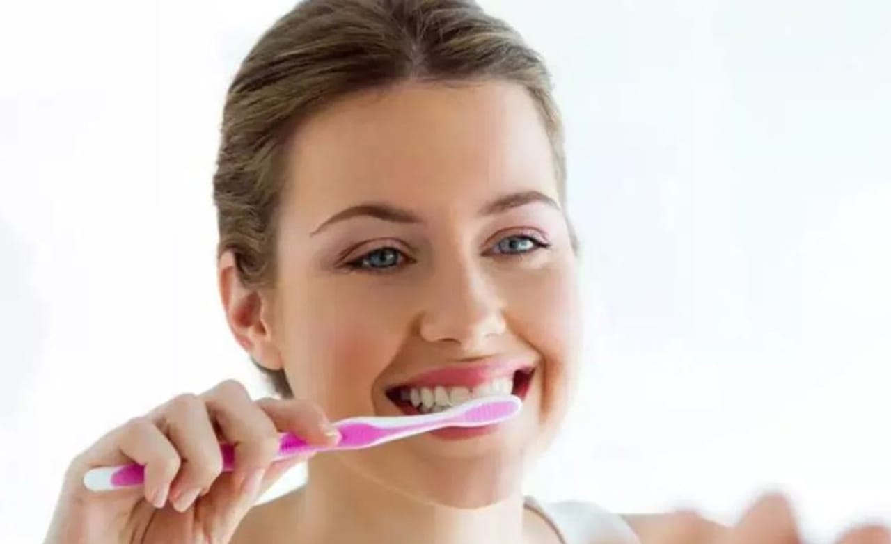 दात हा शरीरातील अत्यंत महत्त्वाचा असा भाग आहे. आपण दाताने अन्न चावतो. अन्न चावल्यानंतर ते गिळतो. यामुळे पोटात अन्नाचे पचन होण्यास मदत होते. मात्र याच दातांची योग्य काळजी न घेतल्यास भविष्यात मोठ्या अडचणी निर्माण होऊ शकतात. दात किडणे, तोंडाची दुर्गंधी येणे, दात पडणे अशा समस्या निर्माण होतात.