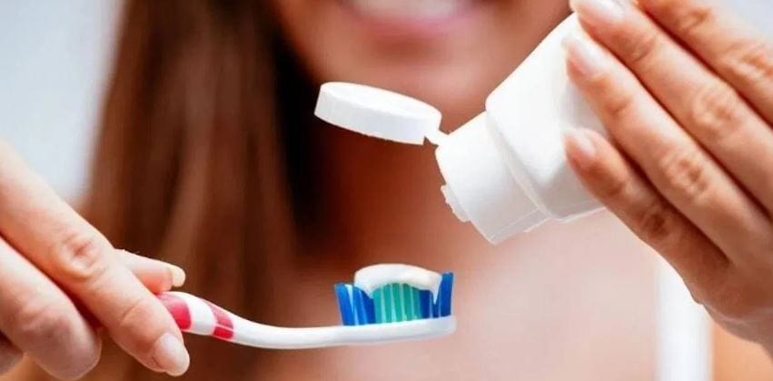 म्हणूनच दातांची योग्य निगा राखणे खूप गरजेचे आहे. दात स्वच्छ करून, दात घासून आपण त्यांची निगा राखू शकतो. पण अनेकजण चुकीच्या पद्धतीने दात घासतात. परिणामी फायदा होण्याऐवची दातांचे नुकसानच जास्त होते. त्यामुळे योग्य पद्धतीने दात कसे घासावेत हे जाणून घेऊयात.