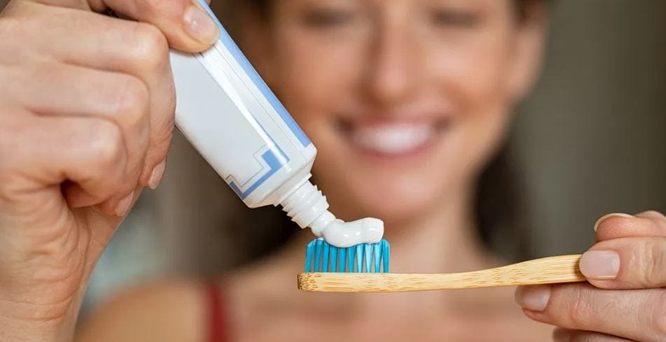 खरं म्हणजे दात घासताना गम लाईन साफ करावी, असे सांगितले जाते. म्हणजेच दात ज्या ठिकाणाहून बाहेर येतात, ती जागा स्वच्छ करावी, असे अभिप्रेत असते. पण आपण संपूर्ण दात, हिरड्यादेखील ब्रशने घासतो. त्यामुळे हिरड्या झिजतात आणि दातांची मुळं उघडी पडतात. भविष्यात दातांना झिणझिण्या येणे, दात पडण्याची समस्या सुरू होते.