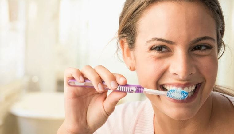 अनेकजण हॉरिझॉन्टल (आडव्या) पद्धतीने ब्रश करतात. ब्रश करण्याची ही पद्धत चुकीची आहे. खरं म्हणजे दात वरून खाली घासायला हवेत. गोल-गोल पद्धतीने ब्रश फिरवल्यासही दात चांगले स्वच्छ होतात. दातांवर ब्रश जोरात घासू नये. उलट हालक्या हातांनी दात साफ करायला हवेत.