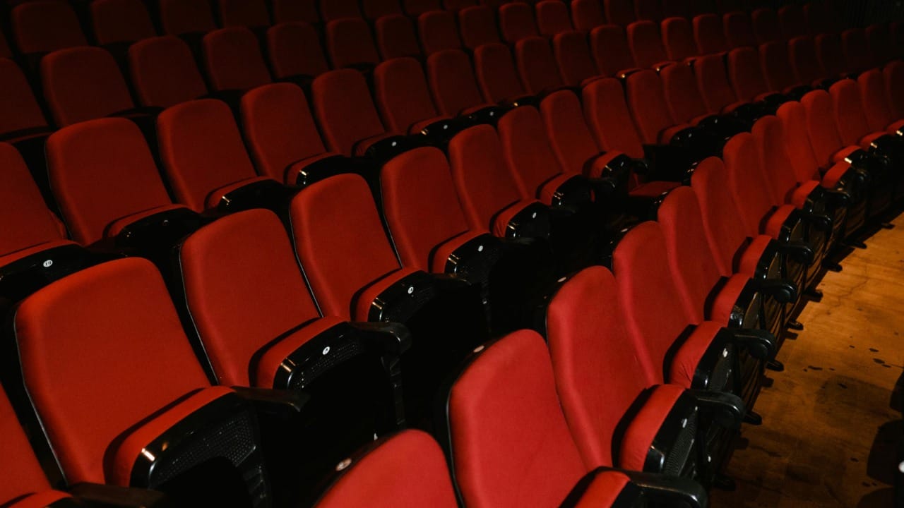 सोसायटी ऑफ मोशन पिक्चर अँड टेलिव्हिजन इंजिनिअर्सच्या मते, जेव्हा तुमची नजर पडद्याच्या मध्यभागाशी बरोबर समांतर असते, तेव्हा मेंदूला दृश्ये समजून घेण्यास सोपे जाते आणि तुम्ही चित्रपटाचा आनंद जास्त चांगल्या प्रकारे घेऊ शकता.