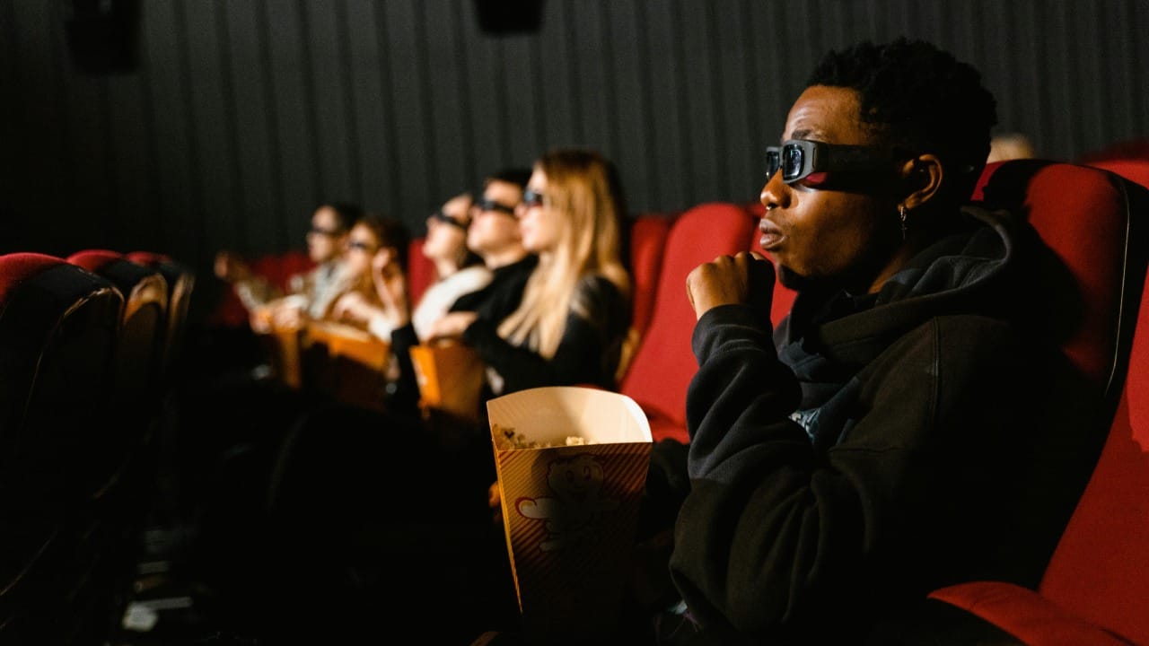 थिएटरमध्ये स्क्रीनपासून मागच्या भिंतीपर्यंतचे जे अंतर असते, त्याचे दोन तृतीयांश अंतर हे चित्रपट पाहण्यासाठी सर्वात भारी असते. सोप्या भाषेत सांगायचे तर जर एखाद्या हॉलमध्ये एकूण १५ रांगा असतील, तर तुम्ही ९ व्या किंवा १० व्या रांगेतील सीट बूक करा.