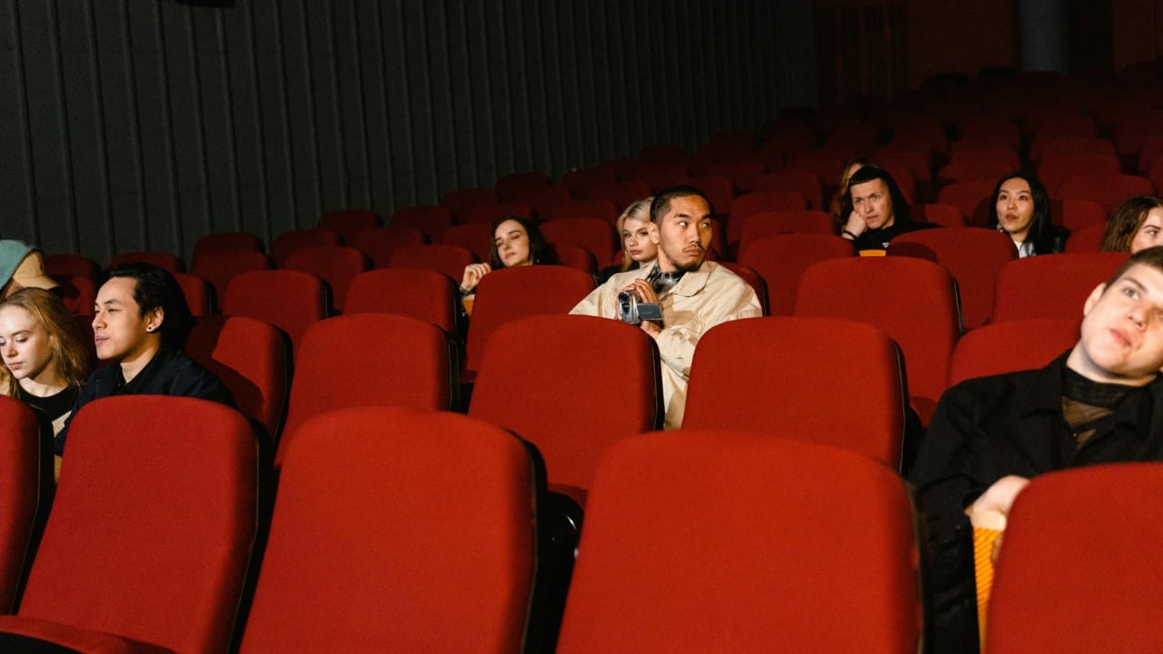 काही लोक कोपऱ्यातील सीट बूक करतात. पण ही सीट बूक करणं कटाक्षाने टाळावे. कोपऱ्यात बसल्यामुळे आपल्याला स्क्रीन तिरपी दिसते. त्यामुळे चित्रपटातील दृश्यांचा जो मूळ आकार असतो, तो नीट दिसत नाही.