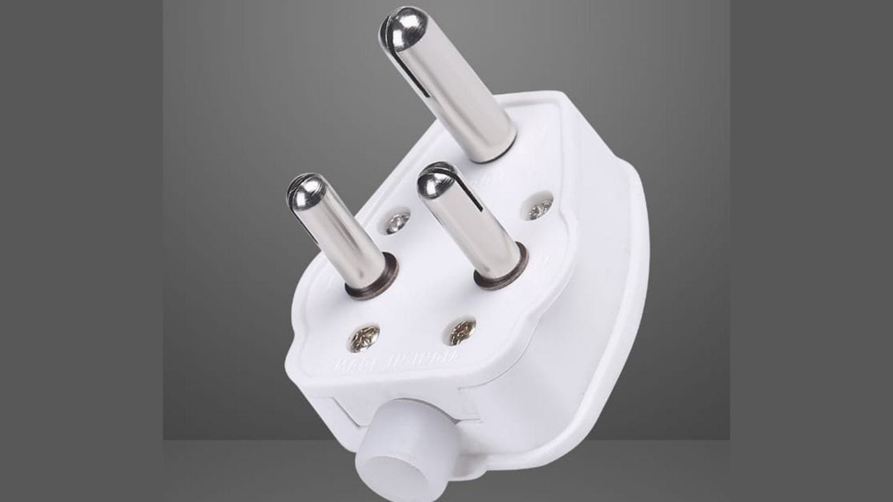 जर प्लगमध्ये तिसरी पिन नसेल आणि उपकरणाच्या धातूच्या भागातून वीज गळती होत असेल, तर त्याला स्पर्श करताच तुम्हाला जोरदार विजेचा धक्का बसू शकतो. फ्रिज, वॉशिंग मशिन किंवा इस्त्री यांसारख्या धातूच्या वस्तू असलेल्या उपकरणांसाठी ही पिन असणे अत्यंत आवश्यक आहे. ही पिन नसेल तर शॉर्ट सर्किटमुळे घराला आग लागण्याचा धोकाही वाढतो.