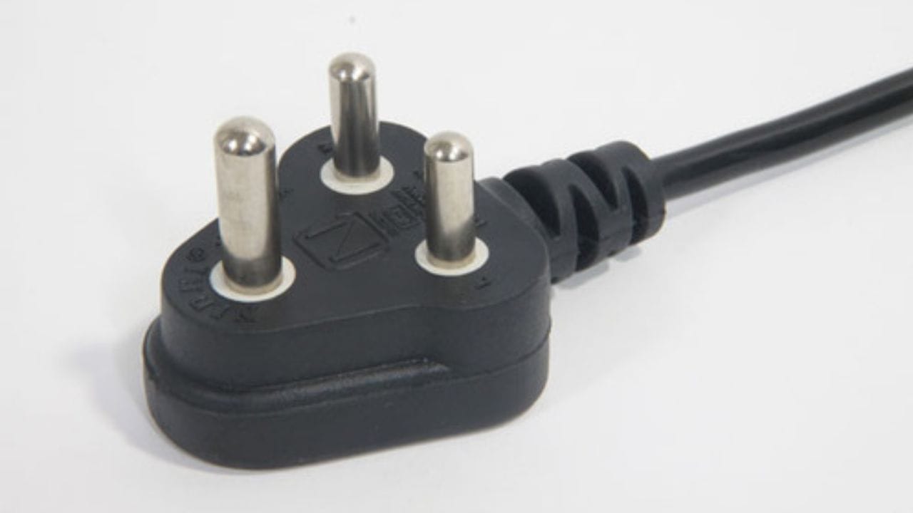 याचे कारण असे की, प्लग सॉकेटमध्ये लावताना सर्वात आधी 'अर्थ' पिनचा संपर्क व्हावा. यामुळे उपकरण सुरू होण्यापूर्वीच त्याची सुरक्षा यंत्रणा कार्यान्वित होते. तसेच, ती जाड असल्यामुळे चुकीच्या होलमध्ये बसत नाही.