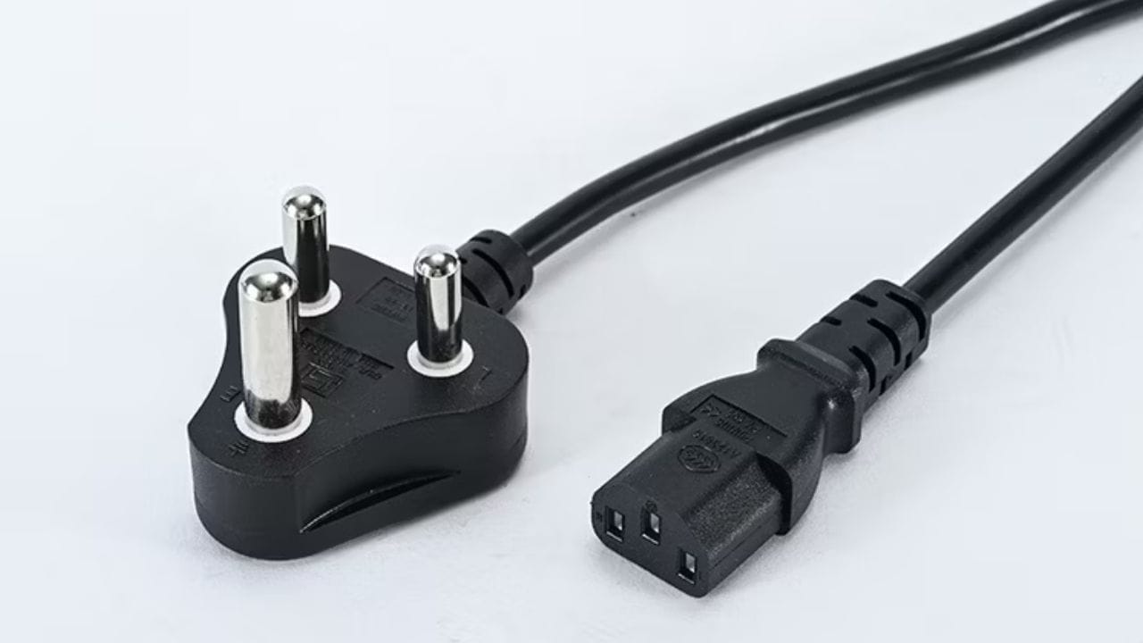 तीन-पिन प्लगमध्ये 'लाईव्ह' आणि 'न्यूट्रल' अशा दोन पिन विजेच्या प्रवाहासाठी असतात. मात्र, सर्वात वरची जी जाड आणि लांब पिन असते, तिला अर्थ (Earth) किंवा ग्राउंड पिन म्हणतात. ही पिन सुरक्षिततेचा सर्वात महत्त्वाचा दुवा असतो.