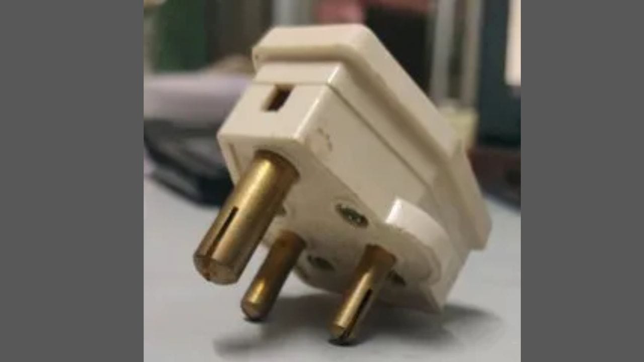 मोबाईल चार्जर किंवा लहान दिव्यांना फक्त दोनच पिन असतात. याचे कारण हे उपकरणे 'डबल-इन्सुलेटेड' (Class II) असतात. त्यांच्या आत प्लास्टिकचे किंवा अशा प्रकारचे कोटिंग असते की विद्युत गळतीचा धोका नसतो. त्यामुळे त्यांना अतिरिक्त अर्थिंगची गरज भासत नाही.