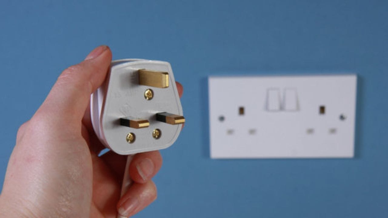आपण रोजच्या जीवनात मोबाईल चार्जरपासून ते फ्रिजपर्यंत अनेक इलेक्ट्रॉनिक उपकरणे वापरतो. या उपकरणातील काही प्लगला दोन तर काहींना तीन पिन असतात, पण असे का? आपण तीन-पीन प्लगऐवजी कधी कधी दोन-पिनचा वापर करतो, पण ते सुरक्षित आहे का? आज आपण या तिसऱ्या पिनचे महत्त्व जाणून घेणार आहोत.