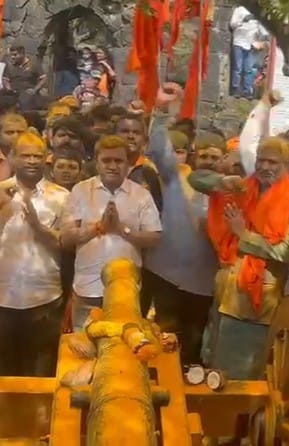 पुणे : छत्रपतींच्या जयजयकारात सिंहगडावर तीन भव्य तोफगाड्यांचे लोकार्पण
