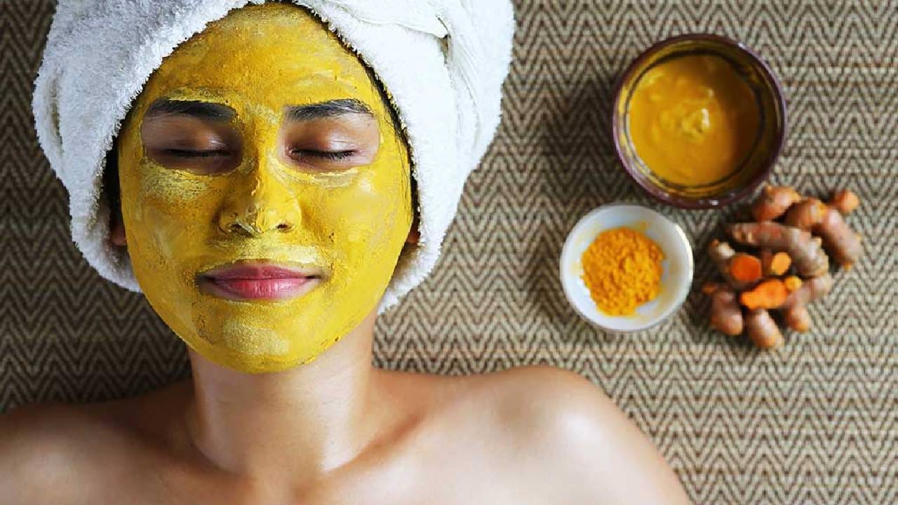 बरेच लोक त्वचेच्या समस्या दूर करण्यासाठी चेहऱ्यावर हळद लावतात. चेहऱ्यावर हळद लावल्याने त्वचेच्या अनेक समस्या दूर होतात हे सांगितले जाते.
