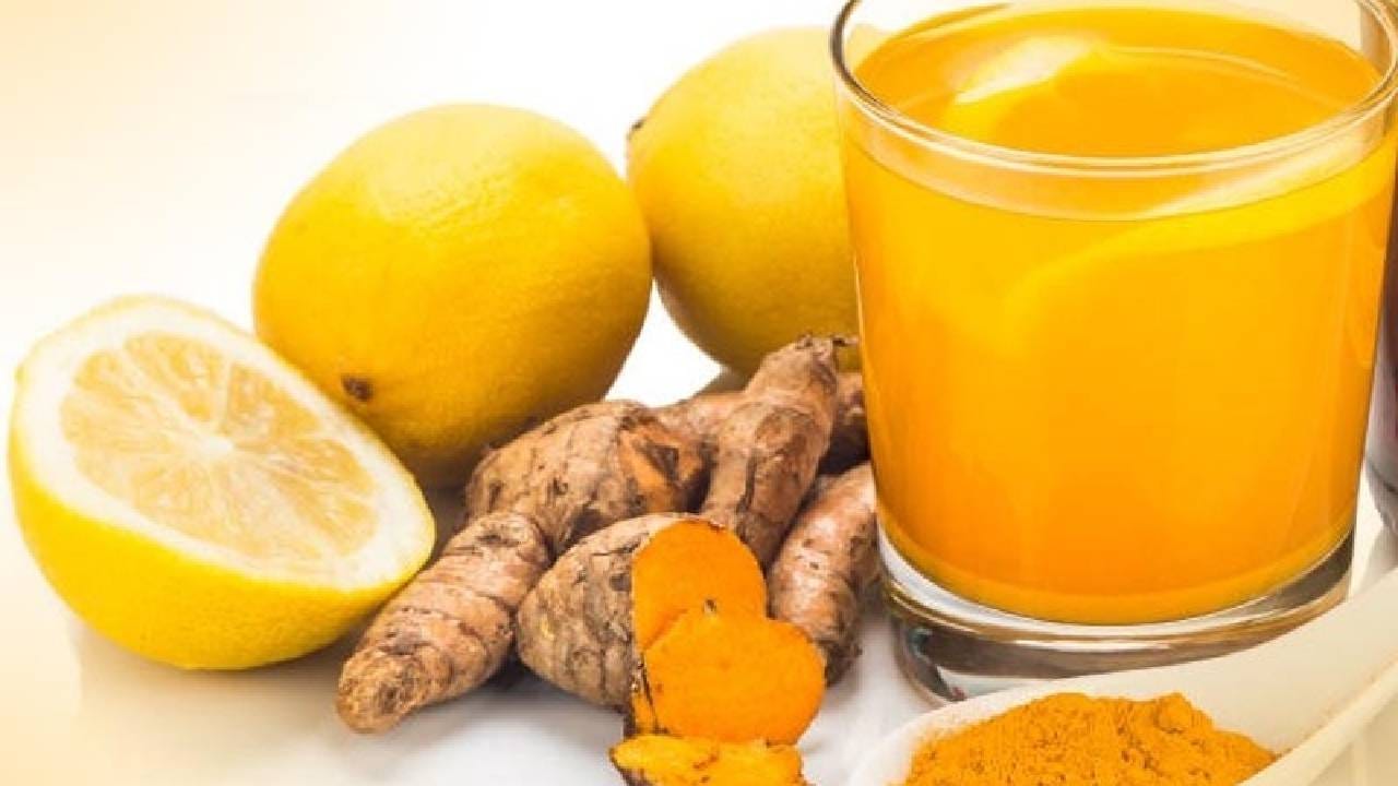 हळद आणि लिंबू मिक्स करून चेहऱ्यावर लावल्याने पिंपल्स येण्याची शक्यता असते. हे पिंपल्स मोठ्या प्रमाणात येऊ शकतात. यामुळे हे टाळावे.