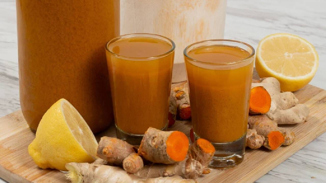 फक्त हळद मिक्स करून लावणे फायदेशीर आहे. आपण हळदीमध्ये चंदनही मिक्स करून लावू शकतो. चंदन आणि हळद त्वचेसाठी फायदेशीर आहे.