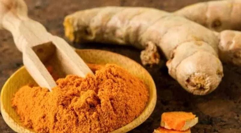  संध्याकाळ झाल्यानंतर कोणालाही हळद देऊ नये, असे म्हटले जाते. हळद ही समृद्धी, आनंद, मांगल्याचे प्रतिक असते. त्यामुळेच सूर्यास्तानंतर एखाद्या व्यक्तीला हळद दिल्याने घरातील लक्ष्मी नाराज होण्याची शक्यता असते. 