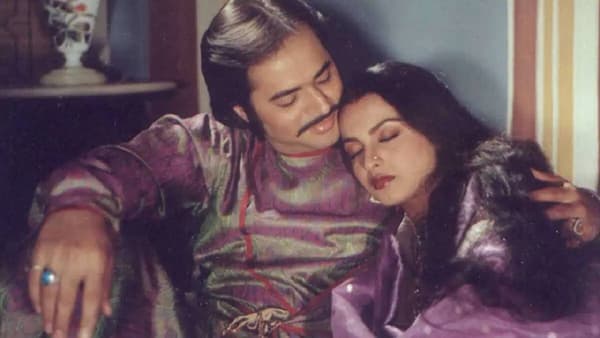Rekha: रेखासोबत रोमँटिक सीन शूट करताना अचानक लोकं बेडरुममध्ये घुसले अन्... नेमकं काय झालं?