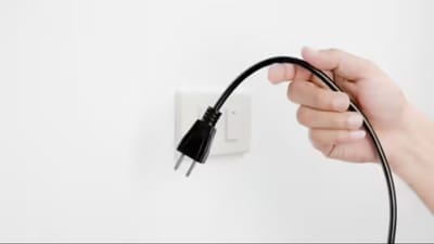 जर तुम्हाला वीज बिलात थेट कपात करायची असेल तर रात्री झोपण्यापूर्वी काही उपकरणे अनप्लग करायला अजिबात विसरु नका. यामुळे इलेक्ट्रोमॅग्नेटिक लहरींचा त्रास कमी होऊन शांत झोप लागते. तसेच गॅझेट्स जास्त काळ टिकतात आणि शॉर्ट सर्किटचा धोका टळतो.