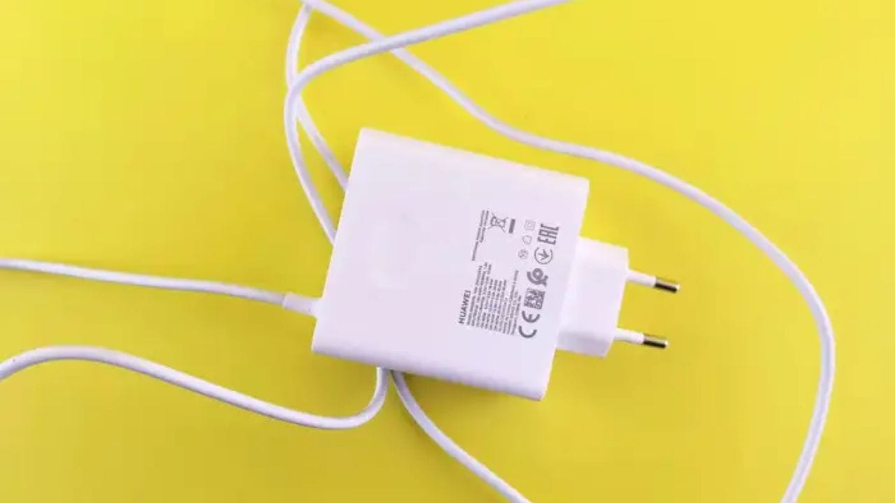 फोन आणि लॅपटॉप चार्जर : अनेकांना रात्रभर फोन चार्जिंगला लावण्याची सवय असते. चार्जिंग पूर्ण झाल्यावरही चार्जर वीज ओढत राहतो. तसेच यामुळे बॅटरी खराब होण्याचा किंवा स्फोट होण्याचा धोका असतो.