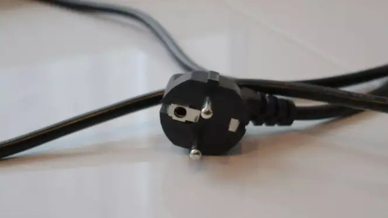 गीझर आणि हीटर: ही उच्च व्होल्टेजची उपकरणे आहेत. हिवाळ्यात यांचा वापर वाढतो, पण काम झाल्यावर प्लग काढून ठेवणेच सुरक्षित आहे. यामुळे मोठी दुर्घटना टाळता येईल.