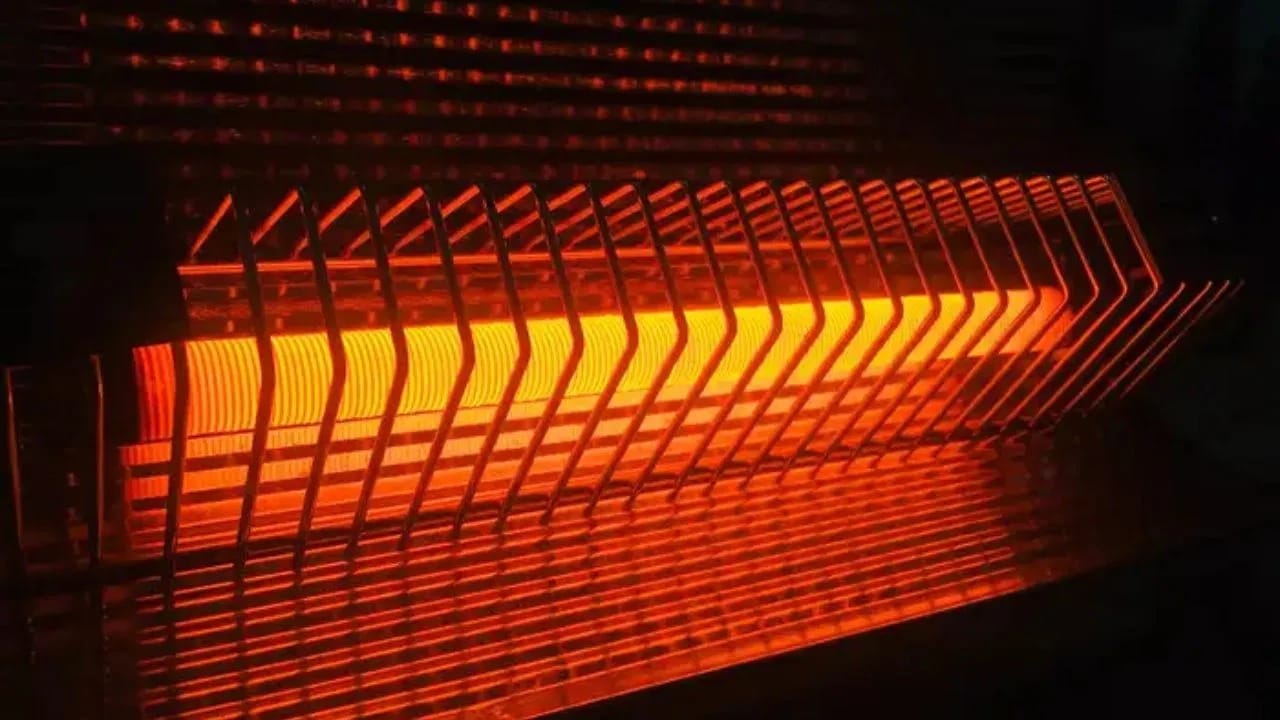 त्यामुळे केवळ ही सवय बदलल्याने तुम्ही तुमचे घर अधिक सुरक्षित बनवू शकता आणि खिशावर पडणारा विजेचा बोजाही कमी करू शकता. रात्री झोपण्यापूर्वी घरातील गरज नसलेली सर्व उपकरणे अनप्लग करणे तुमच्या आरोग्यासाठी आणि उपकरणांच्या दीर्घायुष्यासाठी अत्यंत फायदेशीर ठरेल. त्यामुळे आज रात्रीपासूनच ही खबरदारी घ्या आणि अनावश्यक वीज खर्च टाळा.