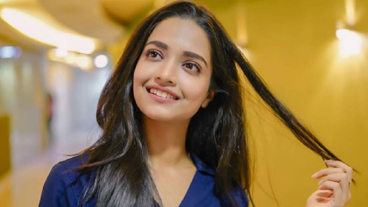 कुटुंबातील नात्यांची उब, मनातील न सांगितलेलं दुख: आणि हळुवार फुलत जाणारी प्रेमकथा यांचा मोहक संगम 'शुभ श्रावणी' मालिकेच्या निमित्ताने प्रेक्षकांना अनुभवायला मिळणार आहे. या कथेत केंद्रस्थानी आहे श्रावणी राजेशिर्के, शिक्षणमंत्री विश्वंभर राजेशिर्के यांची मुलगी.
