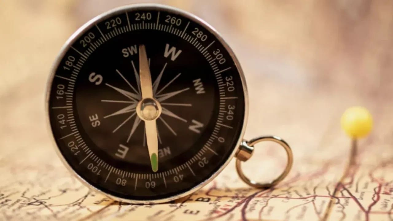 यामुळेच सकाळी कामावर किंवा बाहेर महत्त्वाच्या कामासाठी जाताना घाई करणे टाळावे. घाईत वस्तू पडण्याची शक्यता जास्त असते. ज्यामुळे नकारात्मकता वाढू शकते. जर एखादी वस्तू पडल्यास लगेच संयम राखावा आणि नकारात्मक विचार टाळावेत.