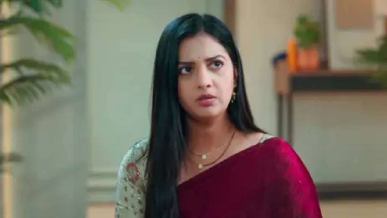 स्वानंदीच्या वडिलांनी राजवाडे घरातील दागिन्यांवर घेतलेल्या कर्जाची परतफेड करण्याचा निर्णय घेतला होता. मात्र, ही रक्कम राजवाडे यांच्या घरी परत देण्यासाठी जात असताना अंशुमनने गुंडांकरवी ती रक्कम चोरी केली, ज्यामुळे स्वानंदीचे बाबा अत्यंत दुःखी झाले. 
