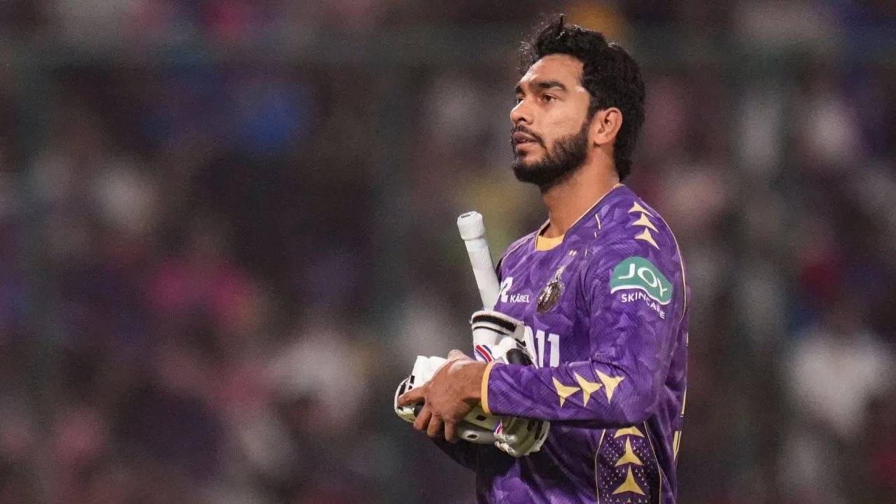 भारताचा अष्टपैलू वेंकटेश अय्यरवर पुन्हा एकदा मोठी बोली लागू शकते. मेगा लिलावात केकेआरने त्याच्यासाठी 23.75 कोटी रुपयांची बोली लावली होती. मात्र मागच्या पर्वात काही खास करू शकला नाही. त्याला केकेआरने रिलीज केलं आहे. तरीही इतर फ्रेंचायझी त्याच्यासाठी बोली लावू शकतात. (PHOTO- PTI)