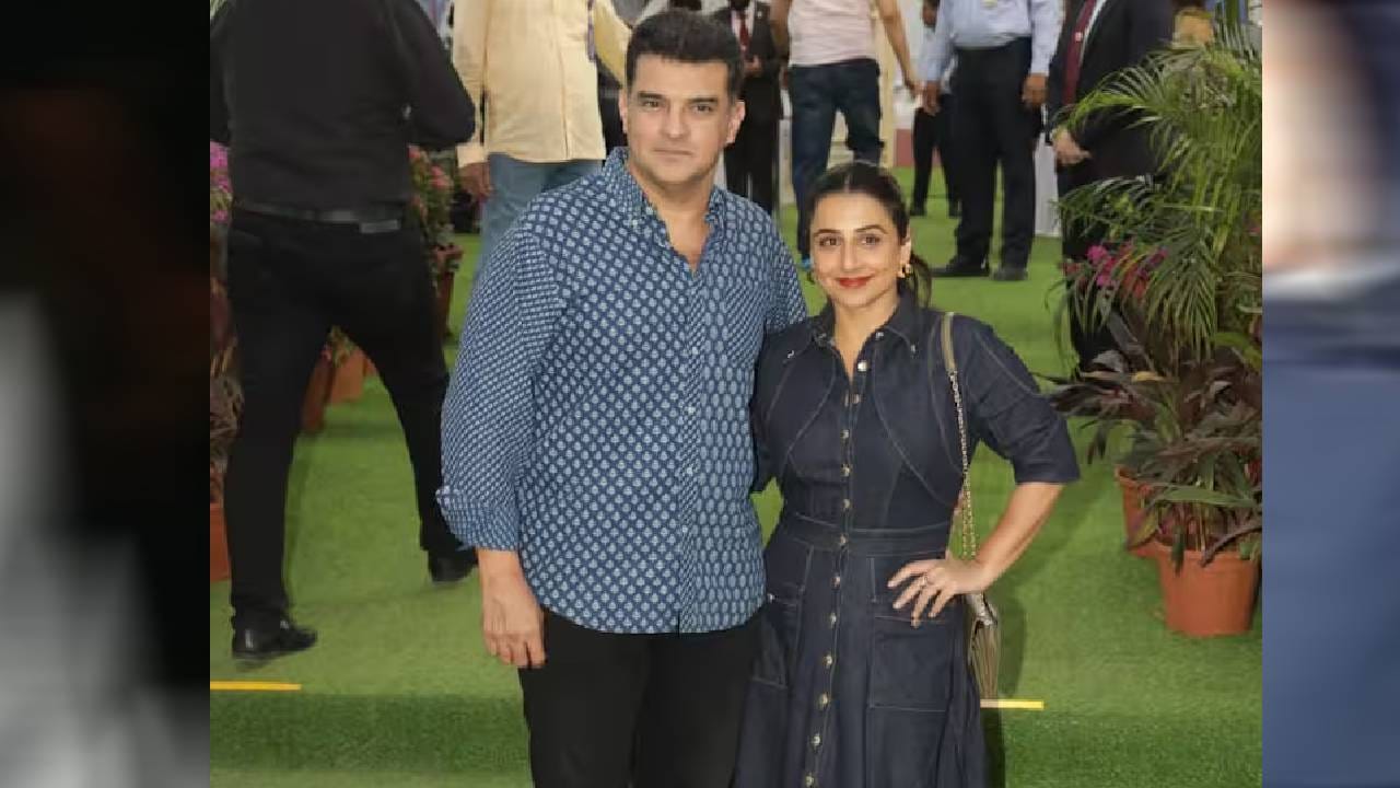 अभिनेत्री विद्या बालन ही देखील पती सिद्धार्थ रॉय कपूरसोबत आली. लांब निळ्या ड्रेसमध्ये ती खूप सुंदर दिसत होती. दोघांनी पापाराझींसाठी पोज दिली.