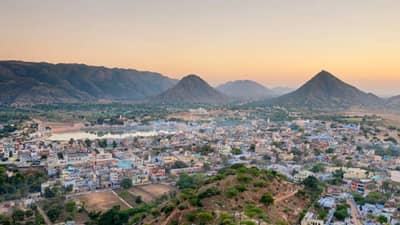 या गावात राहण्यासाठी सरकार फुकट देतय 40 लाख रुपये, फक्त एकच अट..., असा करा अर्ज