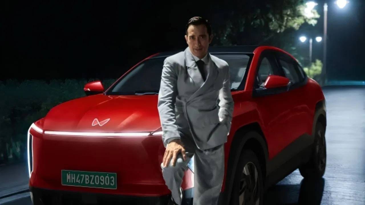 राहुल खन्ना अक्षयचा भाऊ आहे. अक्षय आणि राहुल ही विनोद खन्ना यांची पहिली पत्नी गीतांजली तेलियारची मुलं आहेत. विनोद खन्ना यांना दुसरी पत्नी कविता दफ्तरीपासून एक मुलगा आणि मुलगी आहे. अक्षय प्रमाणे राहुल खन्नाने सुद्धा बॉलिवूडमध्ये आपलं नशीब आजमवलं. आज तो यशस्वी मॉडल आणि व्हीजे आहे. राहुल बॉलिवडूमध्ये राइटर म्हणून काम करतो.