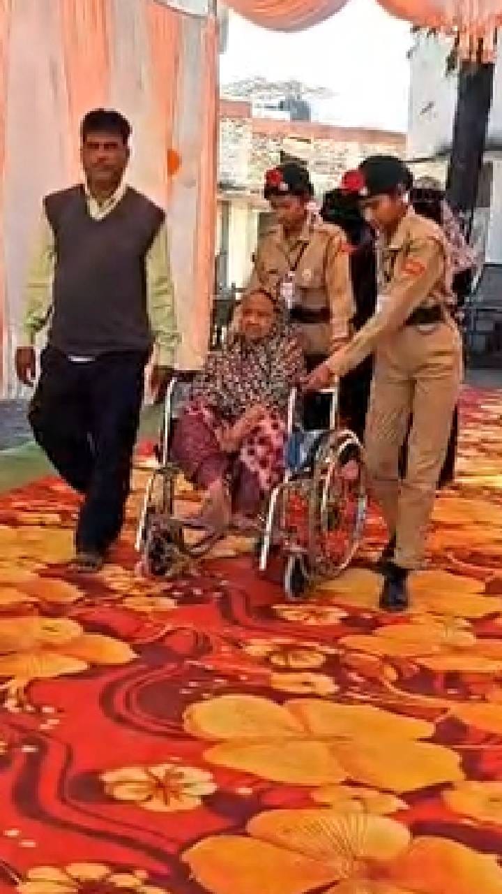 वाशिम - शांततेत मतदान व्हावे यासाठी जिल्हा पोलिस अधीक्षकांची मतदान केंद्रावर भेट