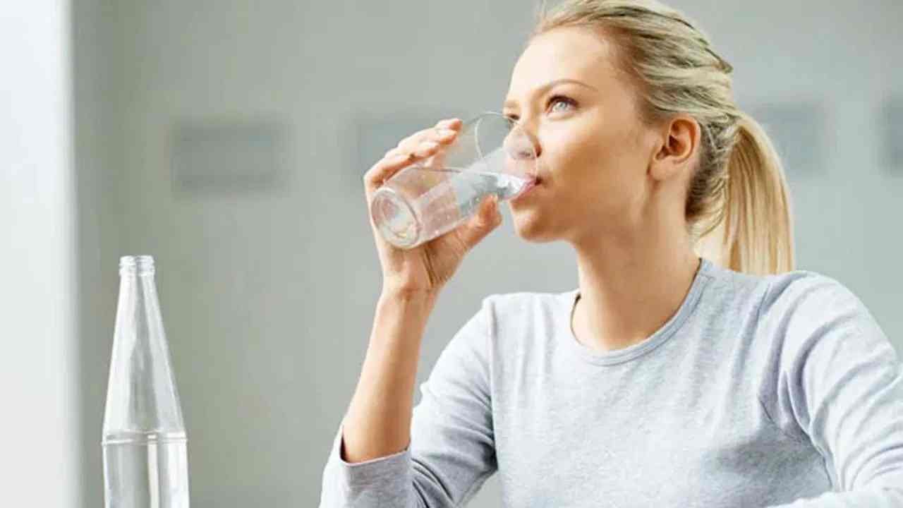 सकाळी कोमट पाण्यामध्ये एक चमचा मिसळा ‘हा’ पदार्थ आणि पहा Magic….