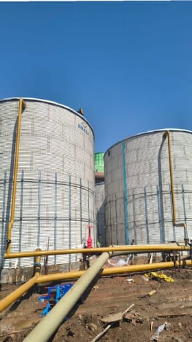 नागपूरच्या एमआयडीसी मधील कंपनीत निर्माणाधीन टाकी कोसळली.