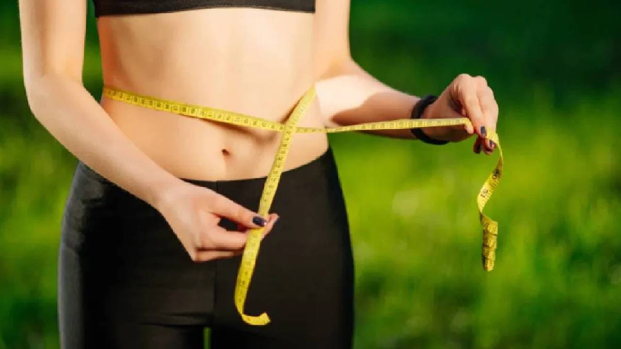 ग्रीन टी किंवा हर्बल टी तुम्ही पित असाल तर हळूहळू चालत प्या. ज्यामुळे अन्नही पचनास मदत होईल. जेवण केल्यानंतर हे फॉलो केल्याने वजन कमी होण्यास मदत होते.