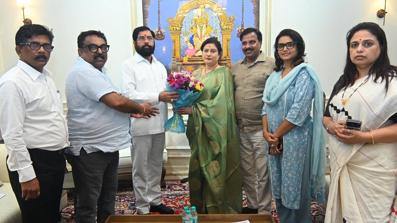 आता कमी जागांमुळे मनसेमध्ये पसरलेली नाराजी पक्षाला सोडचिठ्ठी देण्यातून दिसू लागली आहे. काल माजी नगरसेविका स्नेहल जाधव यांनी तडकाफडकी पक्षाच्या सरचिटणीसपदाचा राजीनामा दिला. त्या आणि त्यांचे पती माजी नगरसेवक सुधीर जाधव हे राज ठाकरे यांचे निकटवर्तीय, विश्वासू म्हणून ओळखले जायचे.