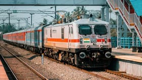 ड्युटीवर असलेल्या मोटरमनला भरधाव एक्स्प्रेसची धडक; जागीच मृत्यू.