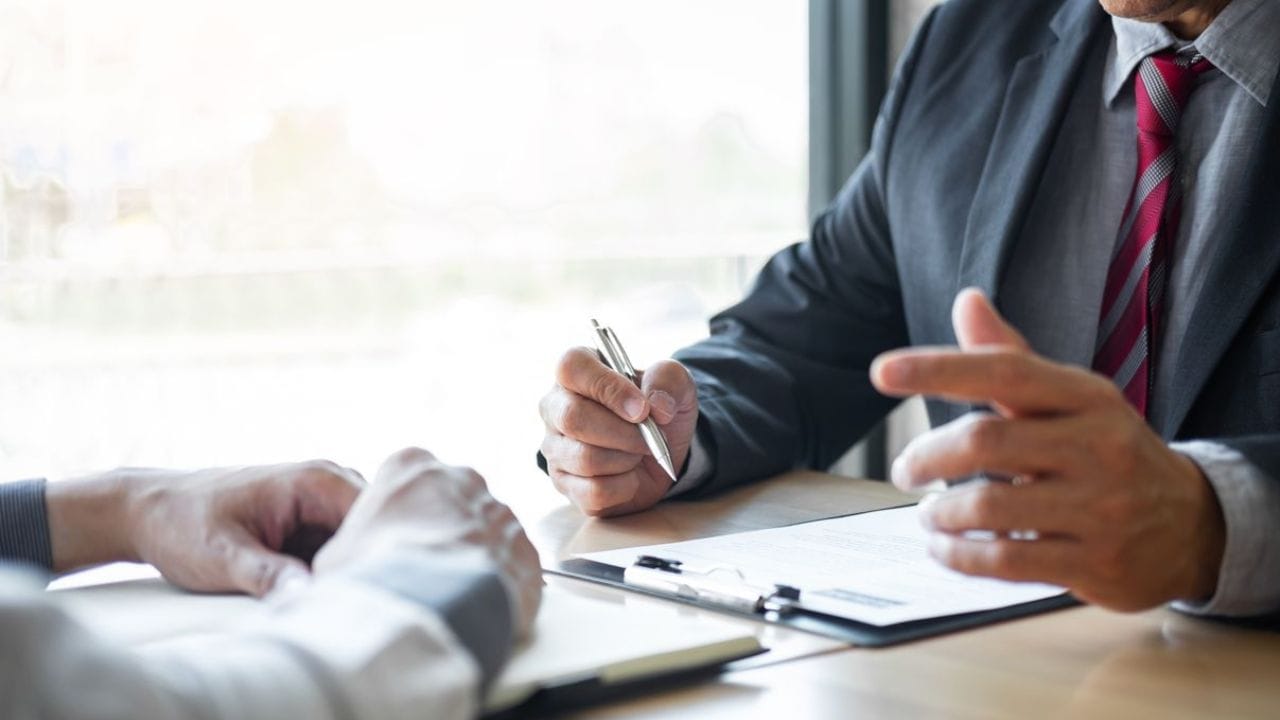 तुमची सर्वात मोठी कमजोरी काय आहे? - हा प्रश्न तुमची स्वतःची ओळख आणि सुधारण्याची इच्छा तपासतो. उदाहरण: मोठ्या ग्रुपसमोर पब्लिक स्पीकिंग ही माझी कमजोरी आहे. पण मी यावर सतत काम करतो – वर्कशॉप्स अटेंड करतो, सराव करतो आणि नव्या संधी स्वीकारतो.