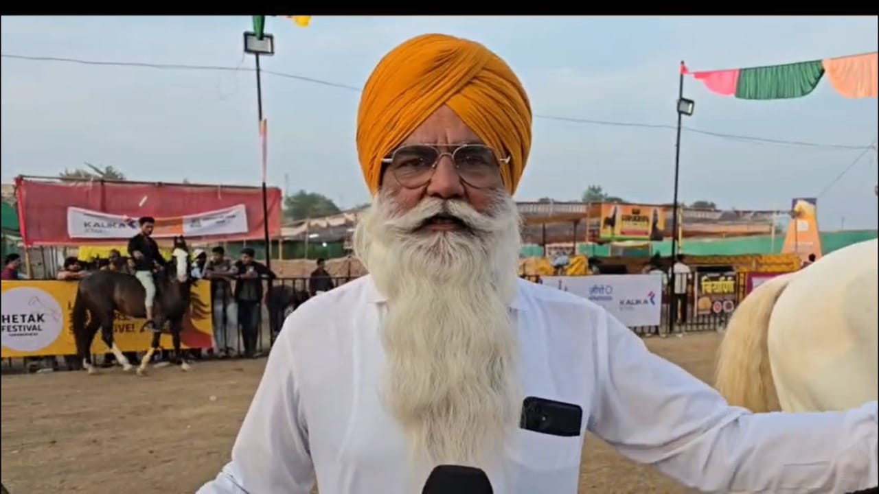 महाराष्ट्रातील नंदुरबार जिल्ह्यातील शहादा तालुक्यातील ऐतिहासिक सारंगखेडा अश्व बाजाराला चेतक महोत्सव म्हणूनही ओळखले जाते. यंदा या ठिकाणी एक खास आकर्षण पाहायला मिळत आहे. देशातील कानाकोपऱ्यांतून होणाऱ्या अश्व स्पर्धांमध्ये तब्बल १५ वेळेस विजेता ठरलेल्या पंजाबचे जगतारा सिंग यांचा व्हाईट कोब्रा घोडा प्रथमच या बाजारात दाखल झाला आहे.