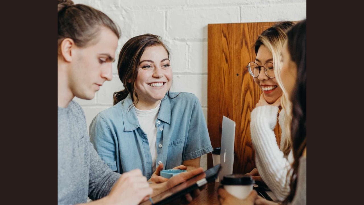 मुलींना बोलणे आणि भावना शेअर करणे आवडते. डबल डेटवर त्या मोकळेपणाने जोडीदाराबद्दल चर्चा करू शकतात. जोडपी एकमेकांच्या नात्याबद्दलच्या भावना उघड करतात. जे ऐकायला मुलींना मजा येते. घरी परतल्यावर या चर्चेचा विषयही जोडीदारासोबत उचलता येतो, ज्यामुळे नात्यात नवीन संवाद सुरू होतो.